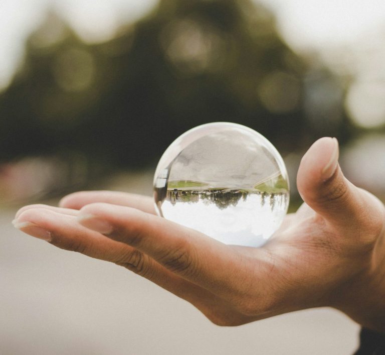 Origami-Vogel als Symbol für Freiheit und innere Ruhe